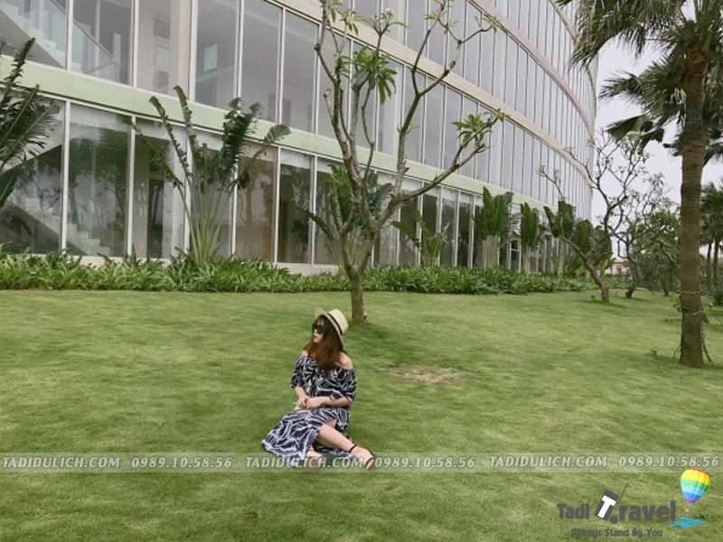 Chụp ảnh ở bãi cỏ FLC Sầm Sơn